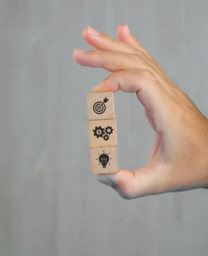 concept-d-entreprise-sur-la-vue-de-cote-de-la-table-grise-main-tenant-des-cubes-en-bois-avec-des-icones